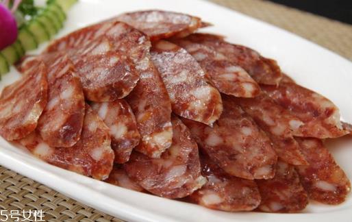 怎样判断腊肠煮熟了没有？筷子戳一戳最为直接