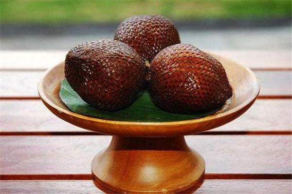 蛇皮果变黑还能吃吗 看具体情况