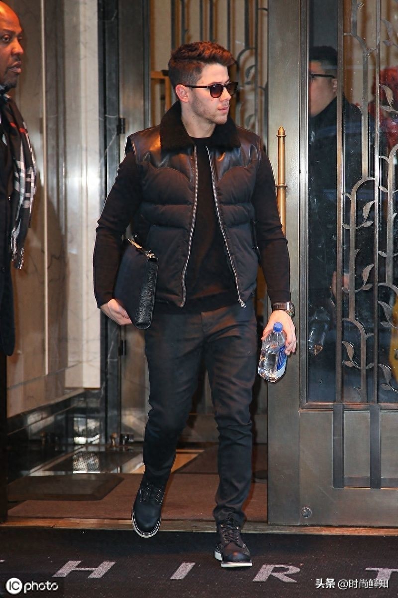 霸气!尼克·乔纳斯穿黑装在线散发熟男魅力,走路带风变霸道总裁