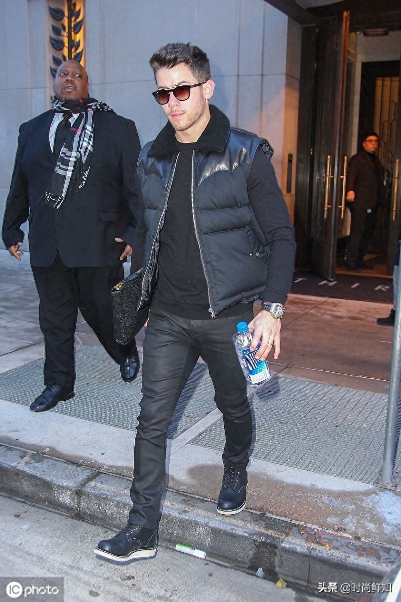 霸气!尼克·乔纳斯穿黑装在线散发熟男魅力,走路带风变霸道总裁