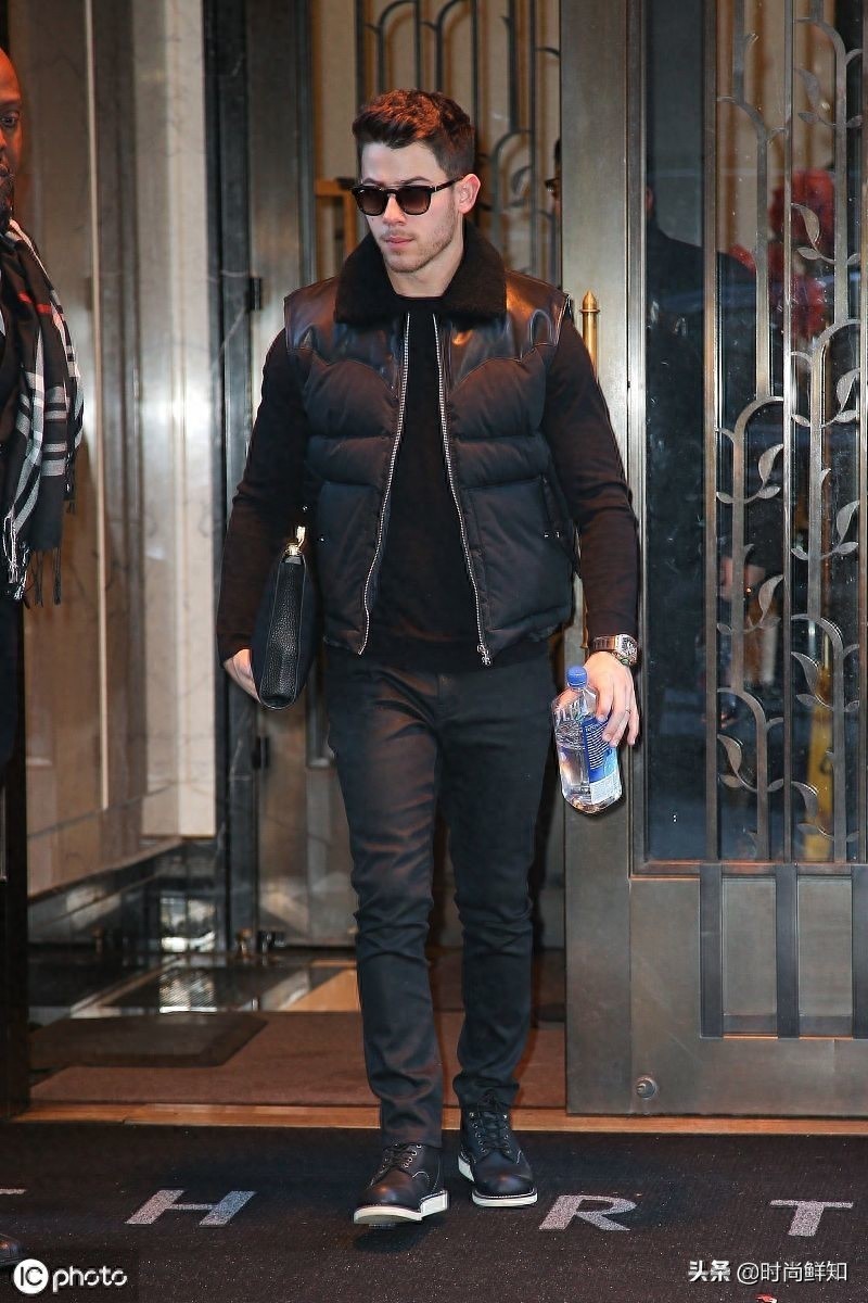 霸气!尼克·乔纳斯穿黑装在线散发熟男魅力,走路带风变霸道总裁