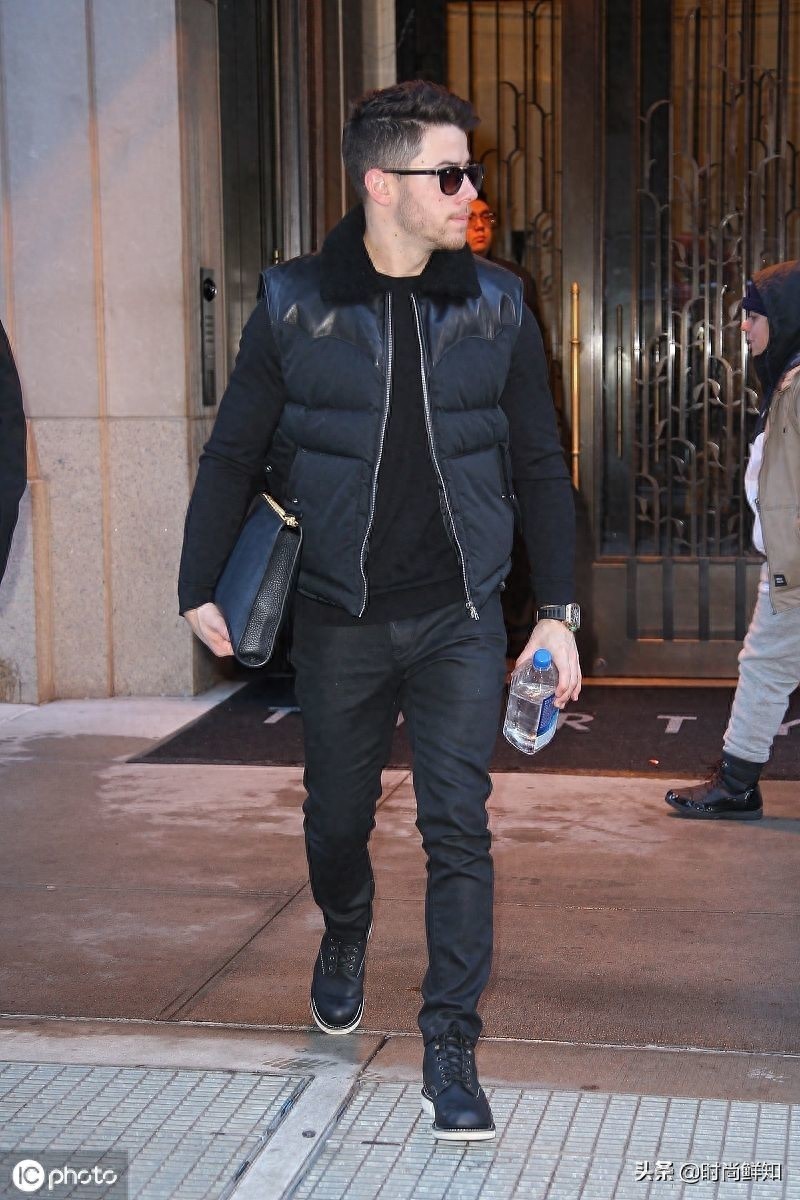 霸气!尼克·乔纳斯穿黑装在线散发熟男魅力,走路带风变霸道总裁