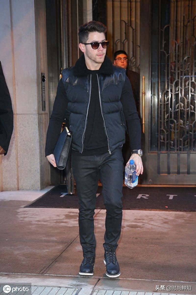 霸气!尼克·乔纳斯穿黑装在线散发熟男魅力,走路带风变霸道总裁