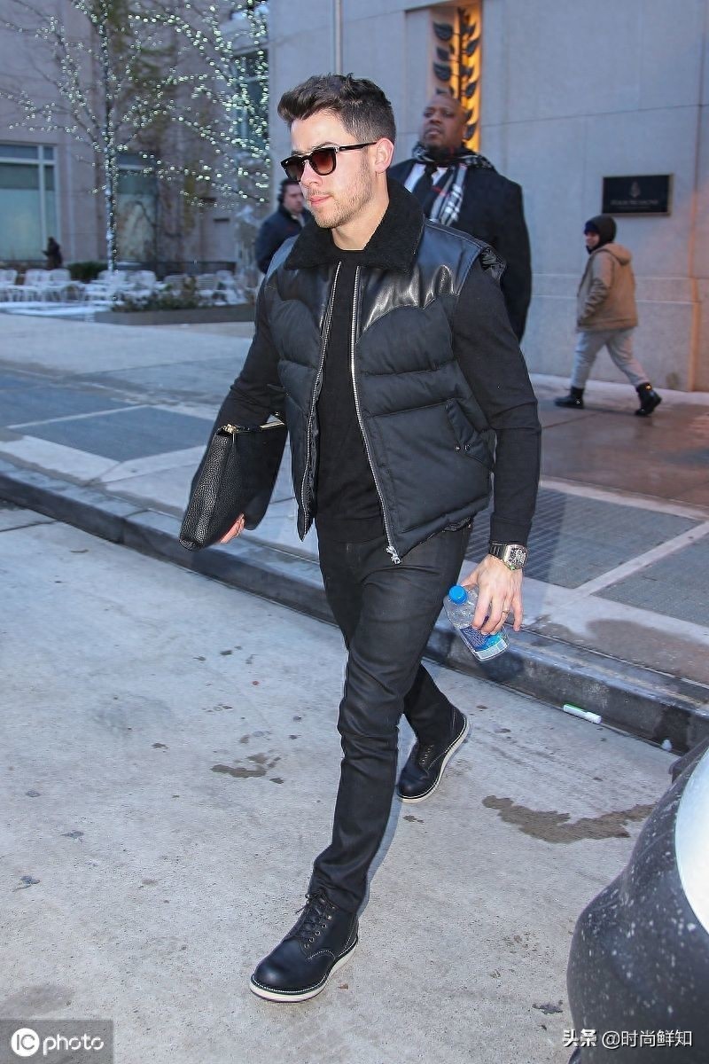 霸气!尼克·乔纳斯穿黑装在线散发熟男魅力,走路带风变霸道总裁