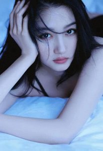 ​关晓彤-居家床上光脚美腿造型写真，纯欲少女的甜蜜青春