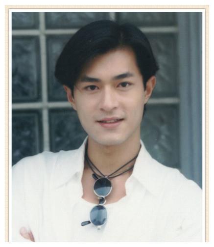 明星早年的照片,张卫健颜值不比鹿晗低!黄渤最逆天!