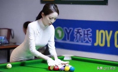 ​台球“最美女裁判”：身材傲人，穿旗袍闪耀全场，颜值不输潘晓婷