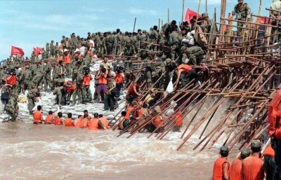 ​“人在，堤在！”98年抗洪有多悲壮？抗美援朝后最大的军事行动