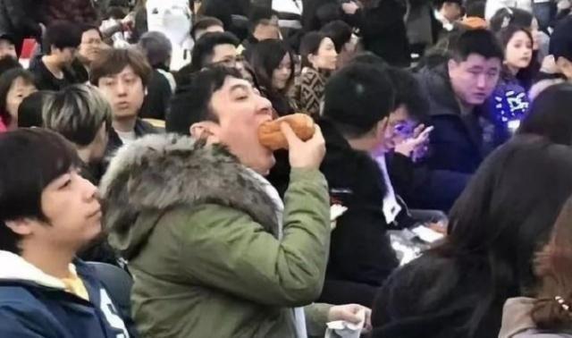 王思聪吃热狗再上热搜,被lol做成了眼石,名字和特效都很有意思