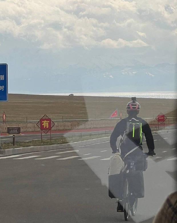活得真潇洒!吴磊新疆骑行被偶遇骑行状态佳