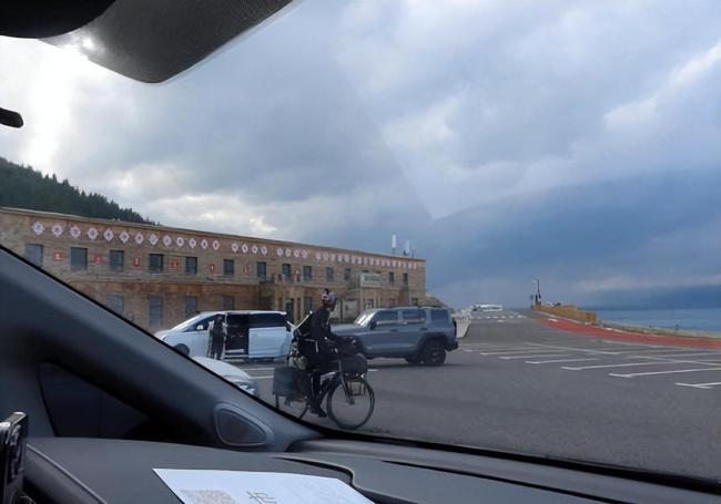 活得真潇洒!吴磊新疆骑行被偶遇骑行状态佳