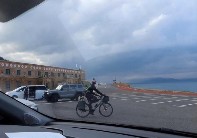 活得真潇洒!吴磊新疆骑行被偶遇骑行状态佳