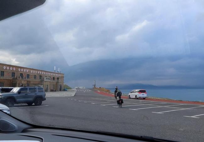 活得真潇洒!吴磊新疆骑行被偶遇骑行状态佳