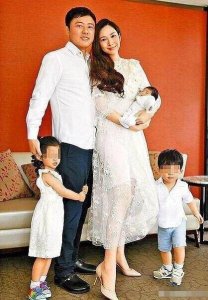 ​39岁的她四年生三个娃，男方说：孩子尽管生，结婚不可能