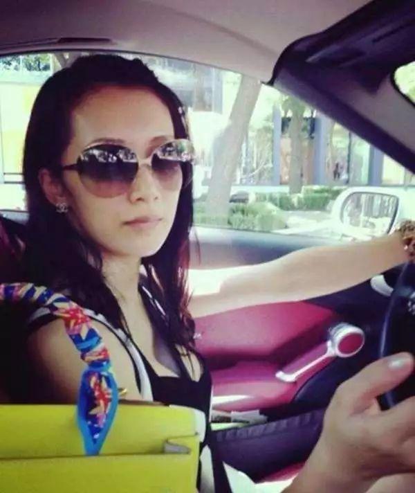 李念靠《蜗居》红极一时,嫁给富商炫富引非议,如今凭都挺好翻红