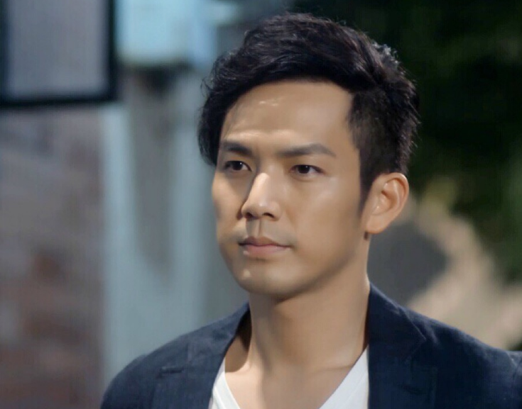 钟汉良个人资料档案一家三口(47岁钟汉良被曝隐婚生女!小5岁娇妻北京探班被拍,身材修长很美)