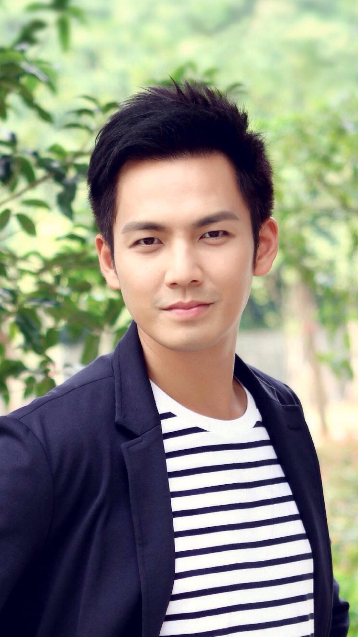 钟汉良个人资料档案一家三口(47岁钟汉良被曝隐婚生女!小5岁娇妻北京探班被拍,身材修长很美)