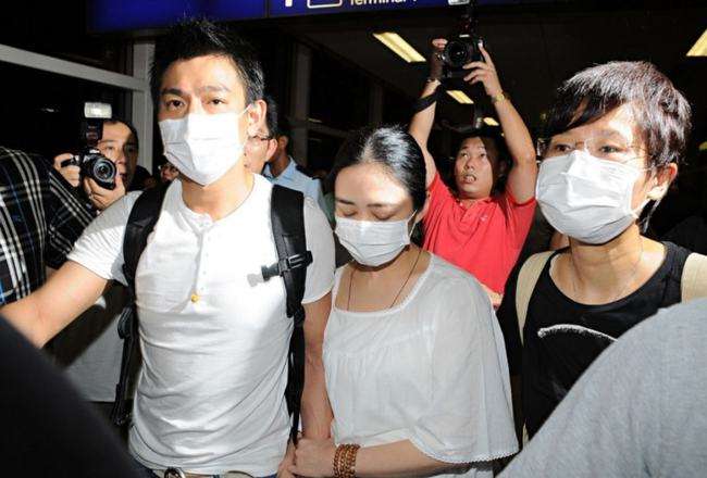 钟汉良个人资料档案一家三口(47岁钟汉良被曝隐婚生女!小5岁娇妻北京探班被拍,身材修长很美)