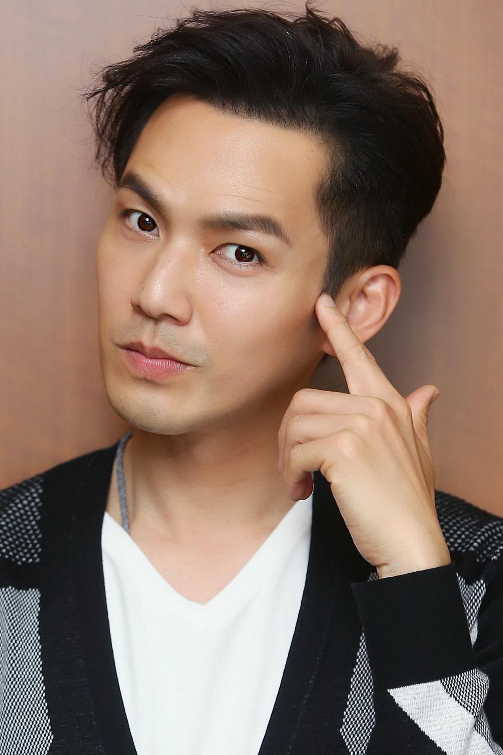 钟汉良个人资料档案一家三口(47岁钟汉良被曝隐婚生女!小5岁娇妻北京探班被拍,身材修长很美)