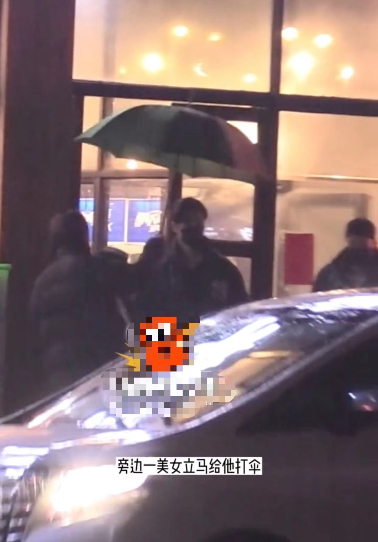 钟汉良个人资料档案一家三口(47岁钟汉良被曝隐婚生女!小5岁娇妻北京探班被拍,身材修长很美)