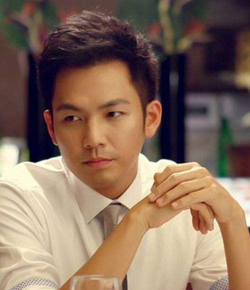 钟汉良个人资料档案一家三口(47岁钟汉良被曝隐婚生女!小5岁娇妻北京探班被拍,身材修长很美)