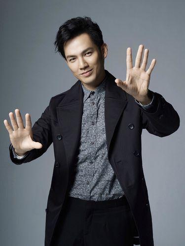 钟汉良个人资料档案一家三口(47岁钟汉良被曝隐婚生女!小5岁娇妻北京探班被拍,身材修长很美)