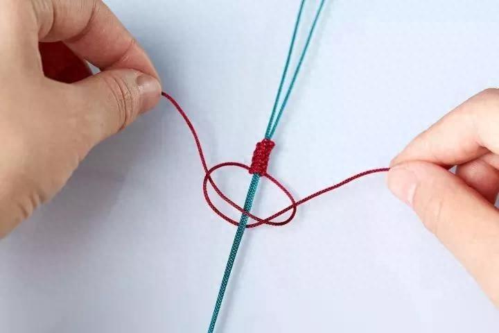 可调节松紧的手串平结的打结方法