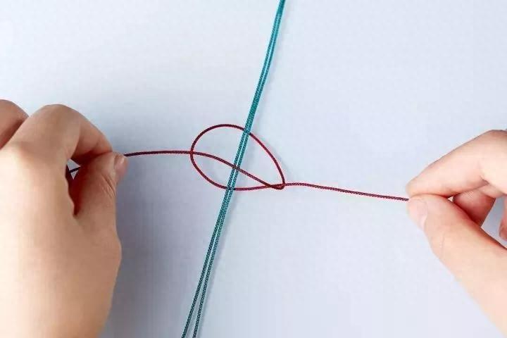 可调节松紧的手串平结的打结方法