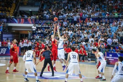 ​昨天深夜，著名男篮球星易建联宣布退役