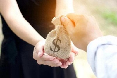 ​借钱看朋友，还钱看人品，永远不要和钱品差的人深交；