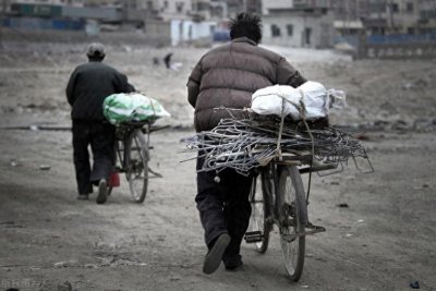 ​1994年拾荒夫妻收养弃婴，7年后富豪父母回来认亲：要多少钱你说