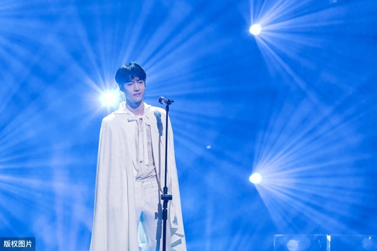 张艺兴抽烟：身处娱乐圈，压力都来源于“这里”