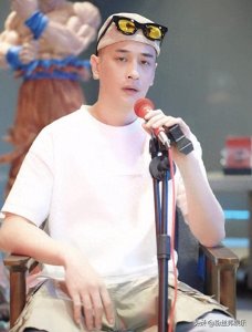 ​九局外站合约全部到期，重返YY与阿哲连麦互动，直言要充值当土豪