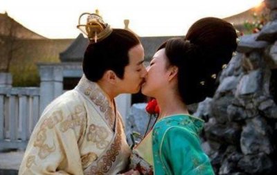 ​杨洋郑爽是真亲舌吻（杨洋拍戏唯一真接吻的女星）