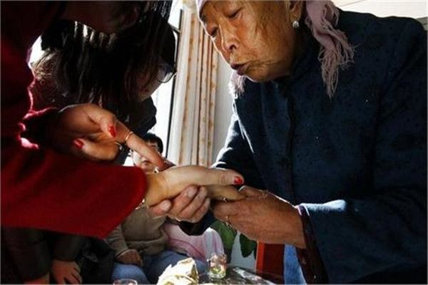 一个人什么名看纳音还是日干(纳音五行的算命方法)