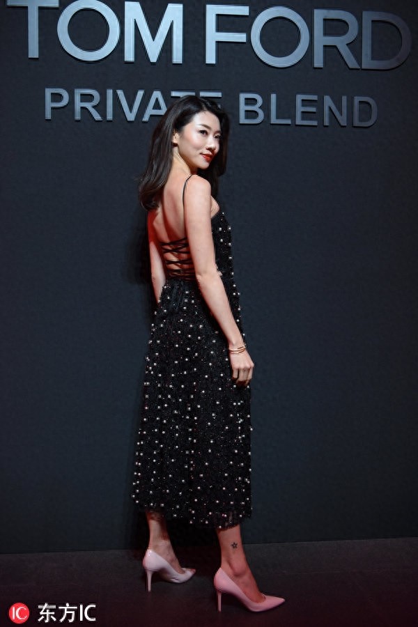 郑恺前女友程晓玥大秀美背性感撩人，可脸上的饱满苹果肌好抢戏