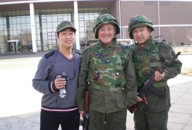 《乡村爱情10》有对老戏骨,戏里戏外是夫妻,书法都比赵本山高