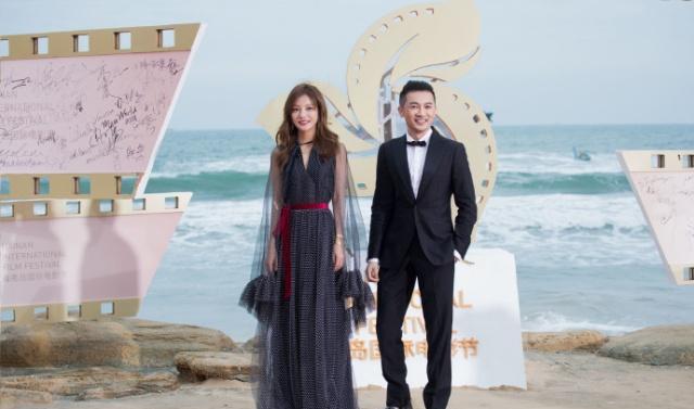 中外明星齐聚海南岛国际电影节,苏有朋赵薇忙与约翰尼·德普合影