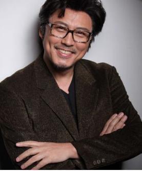 27岁入上戏送剧本被相中,凭一角色迷倒万千少女,姐弟恋恩爱至今