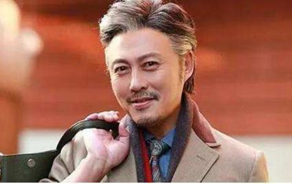 27岁入上戏送剧本被相中,凭一角色迷倒万千少女,姐弟恋恩爱至今