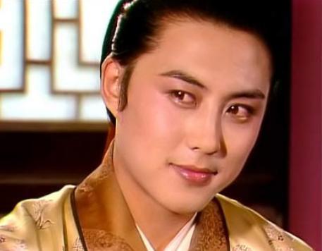 27岁入上戏送剧本被相中,凭一角色迷倒万千少女,姐弟恋恩爱至今