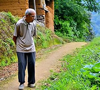 ​94岁老人独居60年，去世后捐出百万遗产，结果蹦出4个儿女？