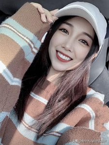 ​德云社朱鹤松妻子周悦晒照，“梨涡笑”引粉丝爱慕，嫂子是真漂亮