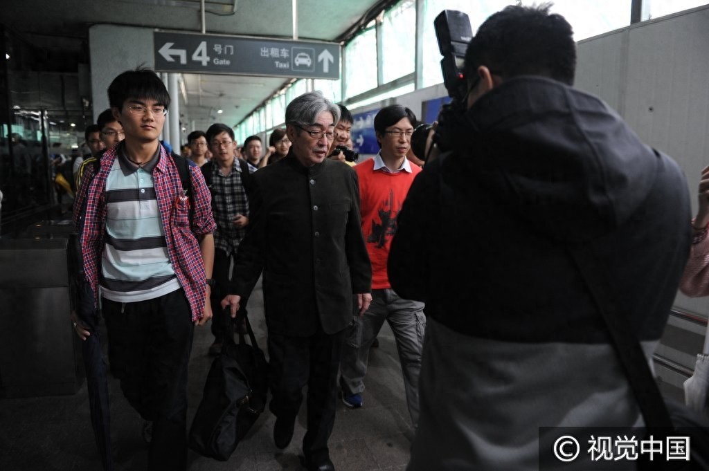 《雷欧奥特曼》扮演者真夏龙抵泸人气爆棚 与粉丝热心交谈