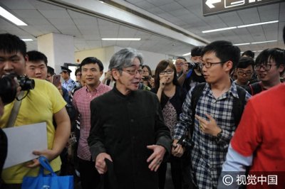 ​《雷欧奥特曼》扮演者真夏龙抵泸人气爆棚 与粉丝热心交谈