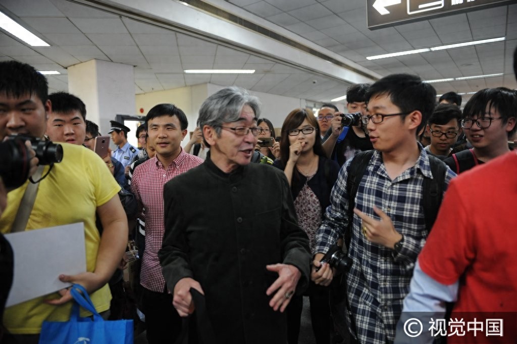 《雷欧奥特曼》扮演者真夏龙抵泸人气爆棚 与粉丝热心交谈