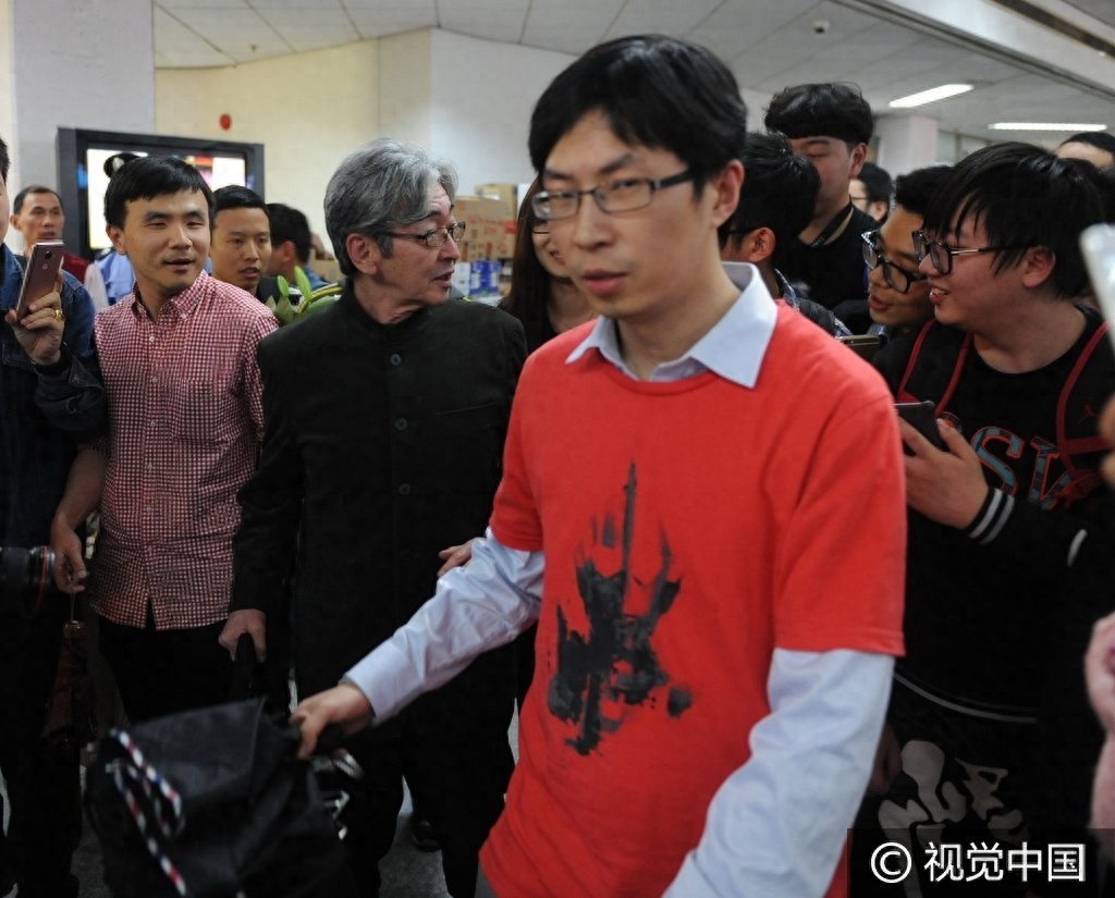 《雷欧奥特曼》扮演者真夏龙抵泸人气爆棚 与粉丝热心交谈