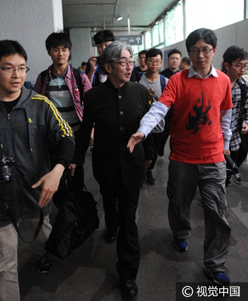 《雷欧奥特曼》扮演者真夏龙抵泸人气爆棚 与粉丝热心交谈