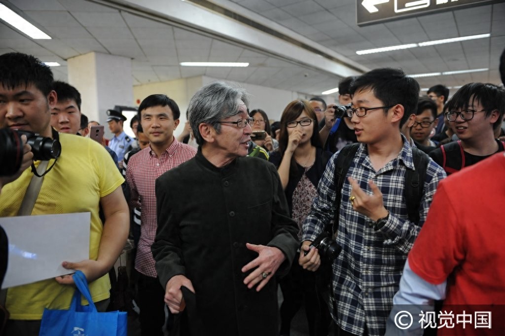 《雷欧奥特曼》扮演者真夏龙抵泸人气爆棚 与粉丝热心交谈