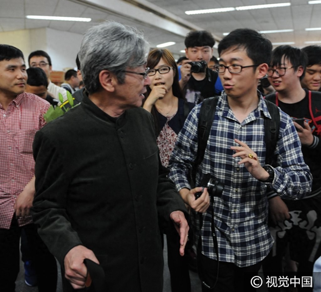 《雷欧奥特曼》扮演者真夏龙抵泸人气爆棚 与粉丝热心交谈